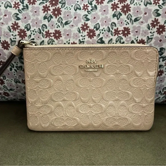 Coach Signature Patent Leather Corner Zip Wristlet in Beige NWOT - Picture 2 of 6